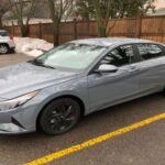 El Hyundai Elantra SEL se ha ganado su lugar como uno de los sedanes más tecnológicos y accesibles de su clase. A pesar de su precio asequible, este modelo ofrece Apple CarPlay inalámbrico, asistencia de mantenimiento de carril y una pantalla digital sorprendentemente nítida que le da un toque futurista. Además, el Elantra SEL demuestra que no es necesario pagar una fortuna por un coche con tecnología de vanguardia. Su precio de entrada lo convierte en una opción económica para aquellos que desean un coche eficiente sin renunciar a las características modernas.