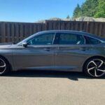 El Honda Accord ha sido uno de los sedanes más recomendados por mecánicos durante décadas, y no es casualidad. Este modelo se destaca por su diseño elegante, eficiencia de combustible y el uso de tecnología avanzada. Además, su interior espacioso y sus características de seguridad lo convierten en una opción perfecta para las familias. Aunque algunos podrían considerar su estilo algo conservador, el Accord sigue siendo una de las opciones más fiables y fáciles de mantener en el mercado de autos usados.