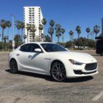 El BMW Serie 5 y el Maserati Ghibli comparten el primer puesto en la lista de los vehículos con mayor depreciación, ambos con una caída del 64,7% en su valor en solo 5 años. El Ghibli, a pesar de su prestigio y su motor V6 biturbo de 424 caballos de fuerza, sufrió una gran depreciación debido a su alto precio y su interior que no se ajustaba a las expectativas de un sedán de lujo. Con un valor de venta de hasta $85,000 en 2020, el Ghibli perdió $70,874 en su valor, mientras que el BMW Serie 5 vio una pérdida de $47,457. Ambos modelos, aunque impresionantes en cuanto a diseño y rendimiento, no mantienen su valor de reventa debido a factores como la competencia y la percepción de lujo.