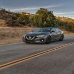 El Nissan Maxima ha ganado una reputación de durabilidad que a menudo pasa desapercibida en comparación con otros modelos más populares de Nissan, como el Altima. Este sedán, conocido por su robustez y fiabilidad, ha demostrado ser capaz de recorrer distancias excepcionales. Aproximadamente el 1,3% de los modelos Maxima han superado las 200.000 millas, lo que es un testimonio de su ingeniería de calidad. Su resistencia se debe en parte a su motor V6 y su sistema de suspensión confiable, lo que lo convierte en una opción sólida para quienes buscan un coche duradero.