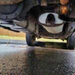 Uno de los cambios más significativos en el mundo del tuning de coches fue la modificación de los sistemas de escape. Los conductores, en busca de un sonido más potente y llamativo, solían modificar los escapes de sus vehículos para que fueran extremadamente ruidosos. Aunque en su momento esto se veía como una forma de personalizar el coche y destacar, los escapes ruidosos han sido prohibidos en muchas partes del mundo debido a que generan una alta contaminación acústica y afectan la calidad de vida de las personas en áreas residenciales. Las leyes actuales requieren que los vehículos mantengan niveles de ruido razonables para no interferir con el entorno.