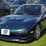 El Mazda RX-7, especialmente la tercera generación (FD), es un ícono del automovilismo japonés. Su motor rotativo de 1.3L y 250 caballos de fuerza lo convirtieron en una máquina ligera, ágil y altamente emocionante. La transmisión manual complementaba a la perfección el motor de altas revoluciones, ofreciendo una experiencia de conducción única. Hoy en día, los RX-7 son muy buscados por los coleccionistas y apasionados de los autos por su rareza y por la experiencia pura que proporcionan al volante.