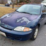 El Chevrolet Cavalier fue un coche que pasó desapercibido por completo en la historia de los autos. Aunque era asequible, no lograba emocionar a nadie con su diseño ni con su rendimiento. No solo eso, sino que sufría de graves problemas de fiabilidad, con fallos eléctricos, transmisión defectuosa y problemas en el motor. Después de unos pocos años de uso, muchos propietarios encontraron que el Cavalier no era más que una carga en sus manos, y pronto se ganó una mala reputación en la industria.