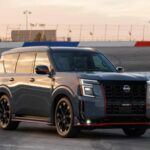 Precio: $79,530

El Nissan Armada Nismo se presenta como una versión más deportiva de su hermano la Nissan Patrol, diseñada específicamente para el mercado norteamericano. Con un motor V6 biturbo de 3.5 litros, el Nismo ofrece una potencia de 460 caballos de fuerza y 516 lb-pie de torque, lo que le permite competir en líneas rectas contra varios deportivos. La mejora estética incluye una suspensión neumática adaptativa Nismo y llantas de 22 pulgadas, pero aunque tiene un aspecto agresivo, su rendimiento en curvas no está a la altura de sus rivales. Sin embargo, es un SUV imponente que puede superar a muchos deportivos en potencia pura.