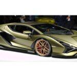 El Lamborghini Sián FKP 37 es un superdeportivo híbrido que lleva el rendimiento al siguiente nivel. Con un motor V12 de 6.5 litros combinado con un motor eléctrico de 48 voltios, produce una potencia total de 819 caballos de fuerza. Su supercondensador, en lugar de una batería convencional, permite una carga y descarga más rápida de la energía, lo que mejora su rendimiento. Este modelo acelera de 0 a 100 km/h en solo 2.8 segundos y alcanza una velocidad máxima de más de 350 km/h, convirtiéndolo en uno de los híbridos más rápidos del mundo. Su diseño futurista y su tecnología de vanguardia posicionan al Sián como una de las joyas de Lamborghini en la transición hacia la electrificación.