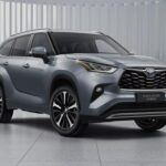 Porcentaje de vehículos de más de 15 años que aún conservan a su propietario original: 7%

El Toyota Highlander Híbrido es un SUV mediano que ha ganado la admiración de los conductores por su comodidad, eficiencia de combustible y fiabilidad. Este modelo no solo es práctico para familias, ya que tiene capacidad para hasta ocho personas, sino que también ofrece una impresionante economía de combustible, superando a muchos vehículos más pequeños en términos de consumo de gasolina. Su motor híbrido lo convierte en una opción ecológica y económica, lo que lo hace aún más deseable a lo largo de los años. Los propietarios valoran especialmente su marcha suave y sus bajas emisiones, factores que contribuyen a su longevidad.