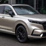 Pro: Los coches híbridos son altamente elogiados por su capacidad para reducir las emisiones de gases contaminantes. Al combinar un motor de combustión interna con uno eléctrico, emiten significativamente menos dióxido de carbono y otros contaminantes. Esto no solo ayuda a la lucha contra el cambio climático, sino que también mejora la calidad del aire en las ciudades.

Con: Sin embargo, la producción y eliminación de las baterías híbridas tiene un impacto ambiental importante. La extracción de materiales como litio y cobalto para las baterías puede causar daños ecológicos y sociales. Además, el reciclaje de estas baterías sigue siendo un desafío en muchas partes del mundo.