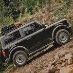 Un homenaje al pasado con tecnología moderna

El Ford Bronco 2021 fue el regreso de un icono. Con un diseño cuadrado y robusto que recuerda a los modelos originales de los años 70, el Bronco actual es una máquina del tiempo para los amantes de la aventura. Sus capacidades todoterreno mejoradas y las opciones de personalización, como las puertas y el techo desmontables, nos transportan a una época de libertad al aire libre. Este SUV mantiene la esencia del Bronco original, pero con la fiabilidad y comodidad de la tecnología moderna.