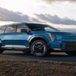 El SUV eléctrico familiar que lo tiene todo

El Kia EV9 redefine lo que puede ser un SUV eléctrico para la familia. Con un diseño espacioso y bien pensado, el EV9 es un vehículo que prioriza el confort sin sacrificar la tecnología. Con una carga rápida y una excelente autonomía, este SUV eléctrico está listo para los viajes largos sin preocupaciones. Además, la dirección es ligera pero precisa, y la visibilidad es excelente, lo que mejora la experiencia al volante. En resumen, el Kia EV9 se siente como un salón sobre ruedas, pero con la capacidad de moverse y disfrutar de la carretera.