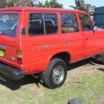 Un ícono de durabilidad y fiabilidad todoterreno

El Toyota Land Cruiser FJ60 de los años 80 es sinónimo de resistencia y capacidad off-road. Con su motor robusto y diseño atemporal, este SUV se ha ganado una excelente reputación entre los entusiastas de los 4×4. Su interior cómodo y su mecánica fiable han mantenido el FJ60 en el corazón de muchos coleccionistas. A medida que crece la demanda de vehículos vintage con buenas prestaciones todoterreno, el valor del FJ60 ha ido en aumento, convirtiéndolo en una inversión segura para aquellos que buscan un trozo de historia automovilística.