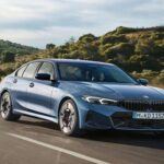 Un clásico reinventado con electrificación

BMW se prepara para redefinir el concepto de la famosa 3-Series con su versión totalmente eléctrica que llegará en 2026. Este modelo forma parte de la nueva línea Neue Klasse, diseñada desde cero para vehículos eléctricos. Promete combinar la agilidad y dinamismo característicos de BMW con las ventajas de la electrificación. El 3-Series EV ofrecerá una autonomía de aproximadamente 300 millas (480 km) y capacidades de carga rápida, lo que lo convierte en una opción tanto deportiva como práctica para los conductores modernos.

En su interior, contará con el sistema iDrive de última generación, una pantalla curva y materiales sostenibles, llevando el lujo y la responsabilidad ambiental a un nuevo nivel. Este es el 3-Series que conocemos, pero con una nueva visión hacia un futuro más limpio y inteligente.