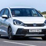 Economía de combustible: 62,8 mpg
Precio de lista: £26,885

El Honda Jazz es uno de los modelos más eficientes y prácticos del mercado. Su diseño compacto y espacioso interior hacen que sea perfecto para aquellos que buscan un coche versátil y económico. Aunque está perdiendo algo de protagonismo frente a modelos más recientes, sigue siendo un referente en cuanto a fiabilidad y eficiencia. Su motor híbrido ofrece una impresionante economía de combustible, y el Jazz es un coche que sobresale por su calidad de acabados, comodidad y capacidad de carga.

Versión más económica: Elegance

Este modelo es ideal para quienes necesitan un coche que ofrezca practicidad y bajos costes de mantenimiento, sin sacrificar espacio y confort.