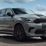 Costo promedio de mantenimiento a 10 años: $11,768
Precio inicial 2025: $40,090

El Dodge Durango es un SUV robusto y potente, ideal para quienes buscan un vehículo con capacidad de remolque y espacio para toda la familia. Sin embargo, a medida que pasa el tiempo, su coste de mantenimiento es elevado, alcanzando casi $12,000 en una década. Su precio inicial de $40,090 lo coloca en un rango alto, lo que lo hace una opción costosa tanto en términos de compra como de mantenimiento. Si estás pensando en mantener tu presupuesto durante la jubilación, el Durango no es la opción más adecuada.