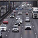 Riesgo: Alta probabilidad de colisión por frenazos repentinos
Mantenerse demasiado cerca del coche en frente, conocido como tailgating, es una de las prácticas más peligrosas en la carretera. Esta acción limita tu tiempo de reacción en caso de que el vehículo frente a ti frene de manera inesperada. Sin un espacio suficiente para maniobrar, incluso una ligera desaceleración puede provocar un accidente. Lo recomendado es siempre dejar al menos dos segundos de distancia entre tu coche y el de adelante. Si las condiciones son adversas (lluvia, niebla o carreteras resbaladizas), aumenta esta distancia.