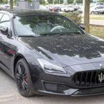 Un lujo con alto coste en seguros
El Maserati Quattroporte es uno de los sedanes más exclusivos y elegantes del mercado, combinando potencia, diseño y lujo italiano. Sin embargo, su seguro se encuentra entre los más caros del mundo automotriz. Los propietarios de este modelo disfrutan de motores potentes, piezas costosas y reparaciones caras, lo que lleva a aseguradoras a aplicar primas elevadas. A pesar de ser un vehículo más de lujo que de uso diario, su coste de seguro refleja su exclusividad y alto rendimiento. Es, sin duda, un coche que no solo se compra para conducir, sino también como un símbolo de estatus.
