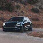 Precio base: $66,850

El Porsche Macan no es solo un SUV, es una declaración de intenciones. Aunque no sea un 911, su rendimiento detrás del volante es digno de un deportivo. La marca alemana ha logrado tomar la plataforma del Audi Q5 y transformarla en una máquina que ofrece la agilidad, aceleración y precisión de manejo que esperarías de un Porsche. Con opciones de motorización tanto a gasolina como eléctricas, el Macan es perfecto para quienes buscan un SUV con un toque deportivo sin sacrificar comodidad. Es ideal para quienes desean un crossover que sea tanto práctico como emocionante de conducir.