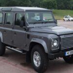 El Land Rover Defender 110 es sinónimo de fiabilidad en el mundo de los todoterrenos. Con su icónico diseño cuadrado y su estructura robusta, este vehículo se ha convertido en una leyenda en el ámbito off-road. Lanzado originalmente en los años 80, su construcción resistente y mecánica sencilla le permiten afrontar con facilidad terrenos difíciles, desde senderos rocosos hasta caminos embarrados. El Defender 110 ha logrado mantenerse relevante y en funcionamiento a través de los años, una verdadera prueba de su durabilidad y calidad de fabricación. Este modelo sigue siendo muy apreciado por los entusiastas del 4x4, quienes valoran su capacidad para llevarlos a cualquier rincón del planeta.