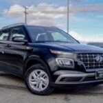 A pesar de su tamaño compacto y su buen desempeño en términos de seguridad general, el Hyundai Venue ha sido clasificado como uno de los vehículos más peligrosos en las carreteras. Según un estudio reciente de la NHTSA que cubre vehículos fabricados entre 2018 y 2022, el Venue se destacó por su alta tasa de accidentes fatales. Este modelo presenta aproximadamente 13.9 muertes por cada mil millones de millas recorridas, lo que coloca a este SUV compacto en la cima de la lista de los más peligrosos. Su diseño y características de seguridad no parecen ser suficientes para evitar tragedias, lo que lo convierte en un modelo cuestionado en términos de seguridad vial.