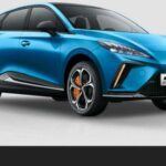 El MG4 EV se ha ganado un lugar destacado en el mercado de vehículos eléctricos por su excelente relación calidad-precio. Coronado como Carwow Car of the Year 2023, este hatchback eléctrico es perfecto para quienes buscan un coche eléctrico económico pero divertido. Ofrece una gran autonomía de hasta 529 km con la versión de batería más grande, y su conducción es dinámica y ágil. Su diseño moderno y sus especificaciones de gama media lo convierten en una alternativa asequible a otros modelos eléctricos europeos, como el Volkswagen ID.3, pero a un precio mucho más competitivo.