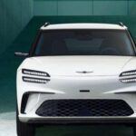 El Genesis GV60 es un SUV eléctrico de lujo que ha marcado un hito en seguridad, obteniendo el codiciado Top Safety Pick+ (TSP+) de Consumer Reports. Este modelo destaca por su estructura robusta, que ha superado con éxito las rigurosas pruebas de colisión del IIHS (Instituto de Seguros para la Seguridad en las Carreteras). El GV60 es un claro ejemplo de cómo los vehículos eléctricos de lujo pueden mantener altos estándares de seguridad. A pesar de ser un SUV compacto, ofrece una protección excepcional a los ocupantes, tanto en choques frontales como laterales.

Por qué destaca: Excelente rendimiento en las pruebas de choque, tecnologías avanzadas de seguridad y una construcción de alta calidad.