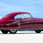 Disminución media: -18%

El Bentley R-Type, uno de los modelos más prestigiosos de la marca, ha sido un clásico venerado por su exclusividad y su trabajo artesanal. Sin embargo, en los últimos tiempos, ha experimentado una disminución significativa en su valor. El R-Type Continental, conocido por su diseño aerodinámico y su motor más potente, solía costar más de un millón de dólares en excelentes condiciones, pero hoy en día se ha desplomado a alrededor de 1 millón de dólares. Esta caída no se debe a una disminución de la calidad, sino a una desaceleración en la demanda de coches de lujo de carrocería especial, los cuales requieren costosas restauraciones y mantenimiento.

Lo que está pasando: Los coches de lujo y artesanales están siendo menos atractivos en un mercado más económico y con menos inversores dispuestos a pagar precios elevados por la restauración costosa.