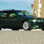 La versión exclusiva de BMW

La Alpina B3 es un modelo que destaca dentro de la familia BMW 3 Series. A lo largo de las generaciones, Alpina ha perfeccionado el arte de mejorar la 3 Series, ofreciendo una alternativa más refinada y rápida que los modelos M de BMW. La primera versión, la B3 2.7, basada en el E30, marcó el inicio de una tradición que continúa hasta hoy. Lo que distingue a Alpina es su capacidad para ofrecer mejoras donde BMW no lo hacía, como la creación de una B3 Touring, que muchos fans de la marca echaban de menos en el M3.

Este coche ha sido reconocido por su potencia, pero sin la agresividad de un M3. Su exclusividad, diseño elegante y prestaciones elevadas lo convierten en uno de los mejores coches alemanes jamás fabricados.
