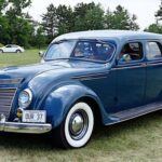 La aerodinámica revolucionaria de los años 30

El Chrysler Airflow fue uno de los primeros autos de producción diseñados con la eficiencia aerodinámica en mente. En una época en la que los coches tenían formas cuadradas y lineales, el Airflow destacó por sus curvas suaves y su integración de los faros en el diseño frontal, en lugar de los tradicionales montados en los extremos del radiador. Aunque los principios de diseño aerodinámico que introdujo este coche siguen siendo centrales hoy en día, en los años 30 el público no estuvo listo para aceptarlos. Las ventas fueron bajas y Chrysler abandonó rápidamente el modelo. A pesar de esto, el Airflow se considera hoy un pionero del diseño moderno en la automoción.