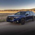 Lo mejor para: quienes priorizan la capacidad en condiciones climáticas extremas
Cuando las condiciones meteorológicas empeoran, el Subaru Forester se convierte casi en un snowmobile con puertas y techo. Equipado con tracción total simétrica (AWD) de serie y una distancia al suelo de 8.7 pulgadas, el Forester destaca como uno de los mejores SUV para nieve. Si optas por la versión Wilderness, esa distancia se eleva a 9.2 pulgadas, mejorando aún más su capacidad todoterreno. Con un motor de 2.5 litros y 182 caballos de fuerza, el Forester es perfecto para quienes buscan una experiencia de conducción segura y confiable en la nieve, aunque su desempeño en carretera a altas velocidades es limitado. Además, su suite de seguridad EyeSight, que incluye advertencia de colisión, control de crucero adaptativo y aviso de salida de carril, lo convierte en una opción completa para condiciones extremas.