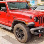 El Jeep Wrangler es un vehículo con un diseño icónico y una gran capacidad off-road, pero los mecánicos señalan que tiene una vida útil del motor bastante corta, lo que puede llevar a costosos reemplazos de piezas a lo largo de los años. Además, uno de los problemas más comunes que enfrentan los propietarios de Wranglers es la filtración de agua en el techo, un inconveniente que puede requerir reparaciones continuas. Aunque es ideal para aventuras al aire libre, sus problemas mecánicos y el mantenimiento frecuente lo convierten en un pozo de dinero a largo plazo.