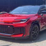 La Toyota RAV4 de 2026 representará un paso hacia la electrificación total de uno de los SUV más populares del mercado. Con opciones híbridas (HEV) y híbridas enchufables (PHEV), el RAV4 2026 ofrece hasta 236 caballos de fuerza en su versión HEV, mientras que el PHEV alcanza hasta 320 caballos y una autonomía de hasta 50 millas en modo eléctrico. Entre sus características destacadas, la RAV4 2026 contará con la plataforma Arene de Toyota, una pantalla táctil de 12.9 pulgadas y las últimas tecnologías de Toyota Safety Sense. Este modelo marcará un antes y un después para los amantes de los SUV híbridos, con un precio estimado desde $34,000 y entregas previstas a finales de 2025.