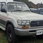 El Toyota Land Cruiser es conocido por su fiabilidad y resistencia, características que le han permitido mantenerse en el mercado desde los años 50. Este SUV es una de las opciones más confiables cuando se trata de recorrer largas distancias y terrenos difíciles. Modelos antiguos, como los de 1997 y 2000, han sido reportados superando las 500,000 millas con un mantenimiento adecuado. Su motor V8 robusto y su transmisión resistente son claves para su durabilidad. Si buscas un vehículo que no solo resista, sino que también te acompañe en aventuras off-road, el Land Cruiser es la opción perfecta.