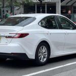 El Toyota Camry Hybrid es una excelente opción para aquellos que buscan fiabilidad y eficiencia. Con un precio inicial de aproximadamente 29,895 dólares, este sedán híbrido combina un motor de 2.5L y 225 caballos de fuerza, ofreciendo un impresionante rendimiento de hasta 48 mpg en ciudad y 47 mpg en carretera. Equipado con características como Toyota Safety Sense 3.0, una pantalla táctil de 7 pulgadas, y compatibilidad con Apple CarPlay y Android Auto, el Camry Hybrid destaca por su economía de combustible, confort y bajos costos de mantenimiento. Ideal para los que buscan un coche para el día a día sin comprometerse con altos costos operativos.
