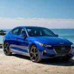 El Genesis G70 empieza en unos $43,000, pero su diseño y detalles lo hacen parecer mucho más caro. Este sedán de lujo, creado por la división premium de Hyundai, destaca por una parrilla de patrón diamante, faros con un diseño de joya y un interior que rivaliza con marcas alemanas más caras. Los materiales del interior, como la tapicería de cuero de alta calidad y las superficies suaves al tacto, ofrecen una sensación de lujo similar a autos que cuestan mucho más. El G70 es la elección perfecta si buscas un coche que grite lujo sin pagar precios desorbitados.