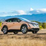 El Nissan Ariya intenta con fuerza lucir futurista, pero el resultado final es una mezcla de líneas y formas tan suaves que acaba viéndose genérico. La delantera, con una parrilla casi inexistente, parece más un ratón de computadora sobre ruedas que un SUV eléctrico. Para una marca como Nissan, que nos sorprendió con el original Juke, este Ariya parece excesivamente seguro, pero demasiado poco atrevido. Un diseño que no deja huella y no consigue destacar entre los vehículos eléctricos de la competencia.