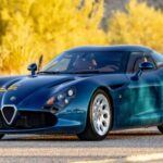 El Alfa Romeo TZ3 Stradale es un claro ejemplo de cómo un vehículo puede reinventarse completamente sin perder su esencia. Basado en el Dodge Viper ACR, el TZ3 Stradale fue desarrollado cuando Fiat adquirió Chrysler en 2009. El resultado fue un superdeportivo con motor V10 de 640 caballos de fuerza, la misma suspensión y frenos del Viper ACR-X, pero con un diseño renovado que hizo que el TZ3 Stradale causara sensación. A pesar de ser un vehículo de bajo volumen con solo nueve unidades producidas, este modelo sigue siendo una joya de la automoción, combinando el rugido del V10 con un diseño que rinde homenaje a la tradición italiana.