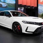 El Honda Civic 2025 es un clásico que sigue ofreciendo un rendimiento sólido y fiable a un precio asequible. Con un exterior rejuvenecido, el Civic se mantiene como una de las opciones más populares del mercado. Ofrece una excelente eficiencia de combustible, lo que lo convierte en una excelente opción para quienes buscan ahorrar en los gastos anuales de mantenimiento. Además, los modelos más nuevos incluyen detalles inspirados en Acura, brindando un toque de lujo sin el alto precio. Es un coche que ofrece mucho por lo que pagas, sin comprometer la calidad.