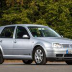 El Volkswagen Golf Mk4 se lanzó con una apariencia sofisticada y un interior de calidad, pero no logró conectar con los entusiastas de la conducción. Su manejo fue considerado aburrido y poco inspirador, lo que provocó críticas, especialmente en la variante GTI. Sin embargo, el Golf Mk5 cambió el rumbo. Con una nueva plataforma, suspensión trasera independiente y un peso mejor distribuido, el Mk5 ofreció una conducción más ágil y precisa. El GTI volvió a sus raíces, con un motor turboalimentado de 2.0 litros que devolvió la emoción a los conductores, recuperando su estatus como uno de los hatchbacks deportivos más codiciados.