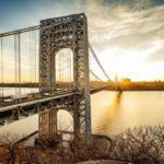 New Jersey es, sin duda, el estado más seguro para los conductores en Estados Unidos. Con una puntuación de 0/100, este estado se distingue por su bajo índice de accidentes fatales, con solo siete muertes por cada 100,000 residentes. Esto coloca a New Jersey como un líder en seguridad vial. El 25% de los accidentes mortales fueron causados por exceso de velocidad, mientras que el 57% fueron consecuencia de la conducción bajo los efectos del alcohol. La estricta legislación para los conductores novatos, así como el cumplimiento de las normas de cinturón de seguridad, contribuyen a mantener las carreteras más seguras. En resumen, los conductores en New Jersey tienen más probabilidades de respetar las reglas y evitar comportamientos de riesgo.