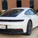 Tasa de depreciación a 5 años: 19,5%
El Porsche 911 es el epítome de la inversión en automóviles deportivos. Con una tasa de depreciación relativamente baja, el 911 sigue siendo uno de los modelos más buscados tanto por coleccionistas como por conductores apasionados. Su ingeniería de precisión, diseño atemporal y rendimiento de alto nivel lo convierten en un automóvil que se revaloriza, a pesar del precio elevado. El motor bóxer de seis cilindros y su conducción precisa hacen que el 911 sea muy apreciado tanto para el uso diario como para las salidas en circuito. A pesar de su alto costo, los modelos bien conservados pueden venderse por más de lo que costaron originalmente, lo que lo convierte en una inversión inteligente.