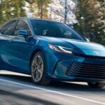 La Toyota Camry tiene una tasa de depreciación promedio de 35,5% a los cinco años. Eso significa que en su primer lustro, este sedán perderá aproximadamente $9,388 de su valor original. Sin embargo, en comparación con otros vehículos, la Camry mantiene su valor alrededor de un 10% mejor que el promedio de la industria, lo que la convierte en una compra inteligente y una excelente opción para aquellos que buscan un coche confiable y económico. Su reputación de durabilidad y su eficiencia de combustible hacen que este modelo siga siendo muy popular en el mercado de autos usados.