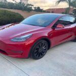 El Tesla Model Y es uno de los SUVs eléctricos más populares del mercado. En 2025, su diseño mejorado promete un viaje más silencioso y una estética más atractiva. Sin embargo, a pesar de las mejoras, su valor de reventa sigue siendo relativamente bajo. Los problemas de fiabilidad que a menudo afectan a los vehículos de Tesla, junto con la rápida depreciación de los autos eléctricos en general, hacen que el Model Y no sea una excelente opción si buscas una inversión a largo plazo.