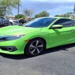 El Honda Civic siempre ha sido sinónimo de fiabilidad, pero el modelo 2025 lleva el diseño a un nuevo nivel. El acabado Touring le da un toque de lujo con asientos de cuero, un diseño limpio y un nivel de refinamiento que podría hacernos olvidar que es un compacto. Su estilo elegante y moderno lo hace parecer un coche de gama alta, pero su precio sigue siendo accesible, lo que lo convierte en una opción de gran valor.