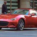 El Mazda MX-5 Miata es un ícono entre los roadsters, conocido por su capacidad para hacer disfrutar al conductor al máximo. Desde su lanzamiento en 1989, el Miata ha sido un referente de conducción divertida y ágil, con una estética que recuerda a los roadsters europeos. Su construcción ligera y su manejo preciso lo convierten en el coche perfecto para quienes buscan emociones al volante. Los modelos de primera generación (NA), con faros escamoteables y un interior minimalista, mantienen ese encanto retro y siguen siendo una excelente opción para los que desean un coche deportivo clásico, pero sin los altos costos de los exóticos.