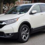 La Honda CR-V es un clásico entre las familias pequeñas, y por buenas razones. Su tamaño compacto no compromete el espacio interior, ofreciendo una cabina espaciosa y una gran capacidad de carga, ideal para las necesidades diarias de una familia. En su versión 2023, la CR-V también incluye una opción híbrida, que ofrece eficiencia de combustible sin renunciar al rendimiento. Además, su enfoque en la seguridad, con características como el control de crucero adaptativo y el asistente de mantenimiento de carril, la convierte en una opción de confianza para los padres. La Honda CR-V es, sin duda, un excelente balance entre tamaño, comodidad y funcionalidad.