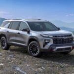 La Chevrolet Traverse 2026 es un gigante en el segmento de SUV medianos, ofreciendo un impresionante espacio de carga de hasta 97,6 pies cúbicos con todas las filas plegadas. Con una capacidad de 56,6 pies cúbicos detrás de la segunda fila y 22,9 pies cúbicos con la tercera fila en su lugar, la Traverse es perfecta para quienes necesitan transportar grandes cantidades de equipaje, muebles o equipo deportivo. Su diseño alargado y cuadrado permite cargar objetos voluminosos sin dificultad, y su portón trasero eléctrico y baja altura de elevación facilitan aún más la carga. Es una opción ideal para familias que viajan frecuentemente o que necesitan transportar artículos grandes con facilidad.