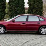 El Honda Accord Hybrid 2015 sigue siendo una de las mejores opciones en el mercado de autos híbridos usados. Con una eficiencia de combustible impresionante de hasta 50 mpg en ciudad y 45 mpg en carretera, este sedán es una excelente elección para quienes buscan economía de combustible sin perder comodidad. El precio promedio actual es de $13,583, lo que lo convierte en una opción asequible para aquellos que buscan un vehículo confiable y eficiente. Además, el Accord ha sido siempre un sinónimo de fiabilidad, lo que lo convierte en una compra segura a largo plazo.