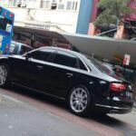 El Audi A8L es un sedán de lujo conocido por su ingeniería avanzada y confort de alto nivel. Sin embargo, como ocurre con muchos vehículos de lujo, la devaluación es una preocupación importante. A pesar de su calidad de construcción y características tecnológicas, el A8L pierde alrededor del 63% de su valor original en un período de cinco años. Los altos costos de mantenimiento y las reparaciones pueden contribuir a esta rápida depreciación, ya que los compradores de autos de lujo buscan modelos más nuevos con las últimas innovaciones.