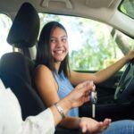 La forma en que conduces influye directamente en el consumo de combustible. Según Robert Walden, mecánico experimentado y fundador de Vehicle Freak, una conducción suave puede reducir significativamente los gastos en gasolina. Evitar aceleraciones bruscas y frenar de manera agresiva ayuda a optimizar el rendimiento de tu vehículo. Este tipo de conducción puede mejorar tu economía de combustible entre un 15% y 30% en carreteras y entre 10% y 40% en tráfico urbano.