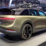 El Lucid Earth 2027 se posiciona como un SUV eléctrico asequible que ampliará significativamente el portafolio de Lucid Motors. Esta apuesta estratégica está diseñada para atraer a un público más amplio, demostrando el compromiso de la marca por hacer que los vehículos eléctricos sean más accesibles. Con la experiencia de Lucid en el desarrollo de vehículos eléctricos, este modelo se perfila como una opción ideal para consumidores cotidianos que buscan una alternativa económica pero de alto rendimiento. Se espera que el Lucid Earth haga una gran diferencia en el mercado de SUV eléctricos.