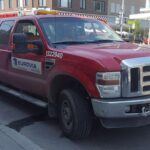 La Ford F-250 Super Duty es un monstruo de la resistencia, pero su suspensión rígida sin carga la hace incómoda sobre badenes o asfalto irregular. Su altura limita el acceso a garajes antiguos y el consumo de combustible se dispara en trayectos cortos. Una camioneta ideal para trabajos pesados, pero poco práctica para la rutina urbana.